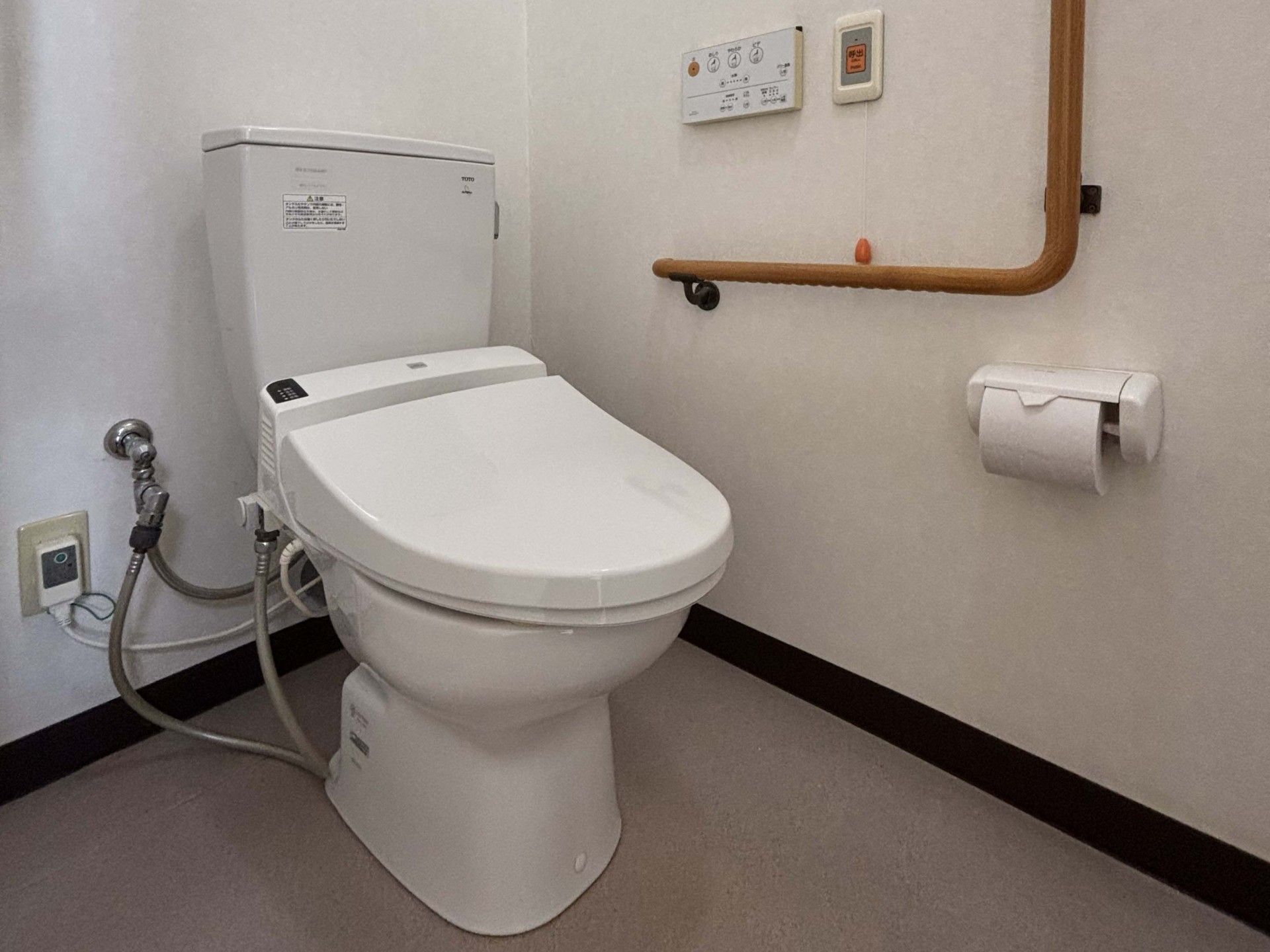 手すり付きのトイレ
