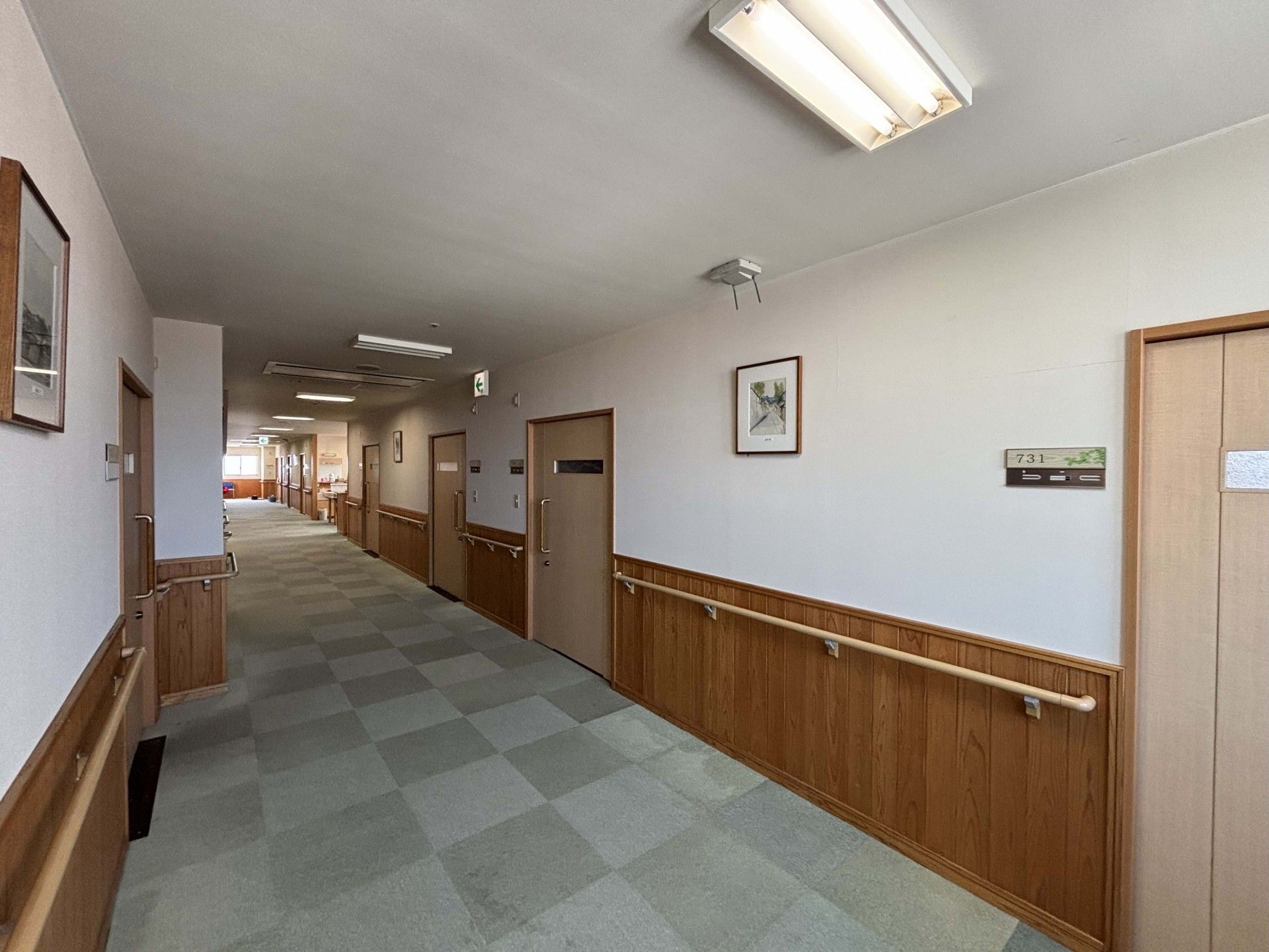 手すり付きの長い廊下