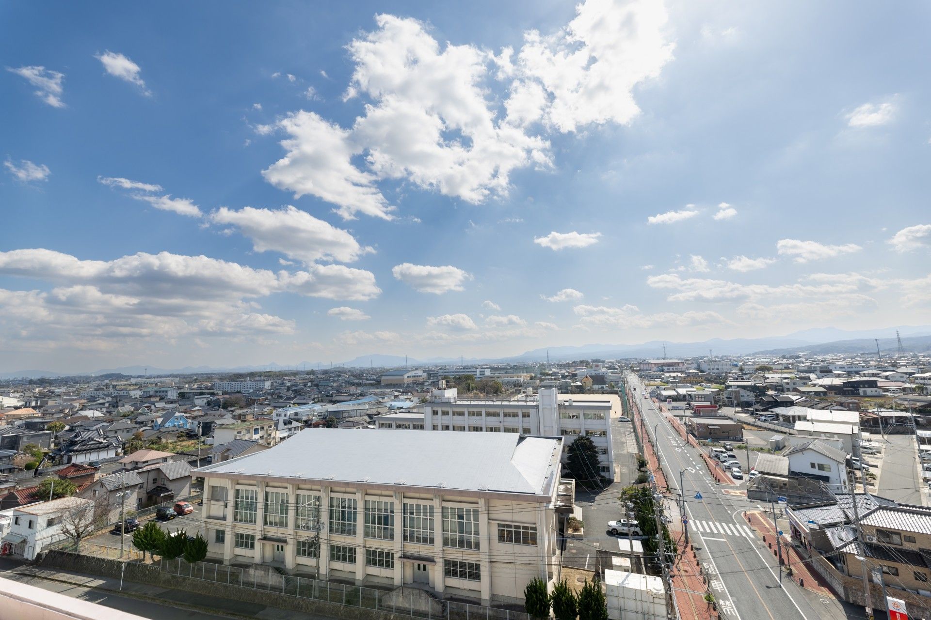 広がる街並みと青空の景色