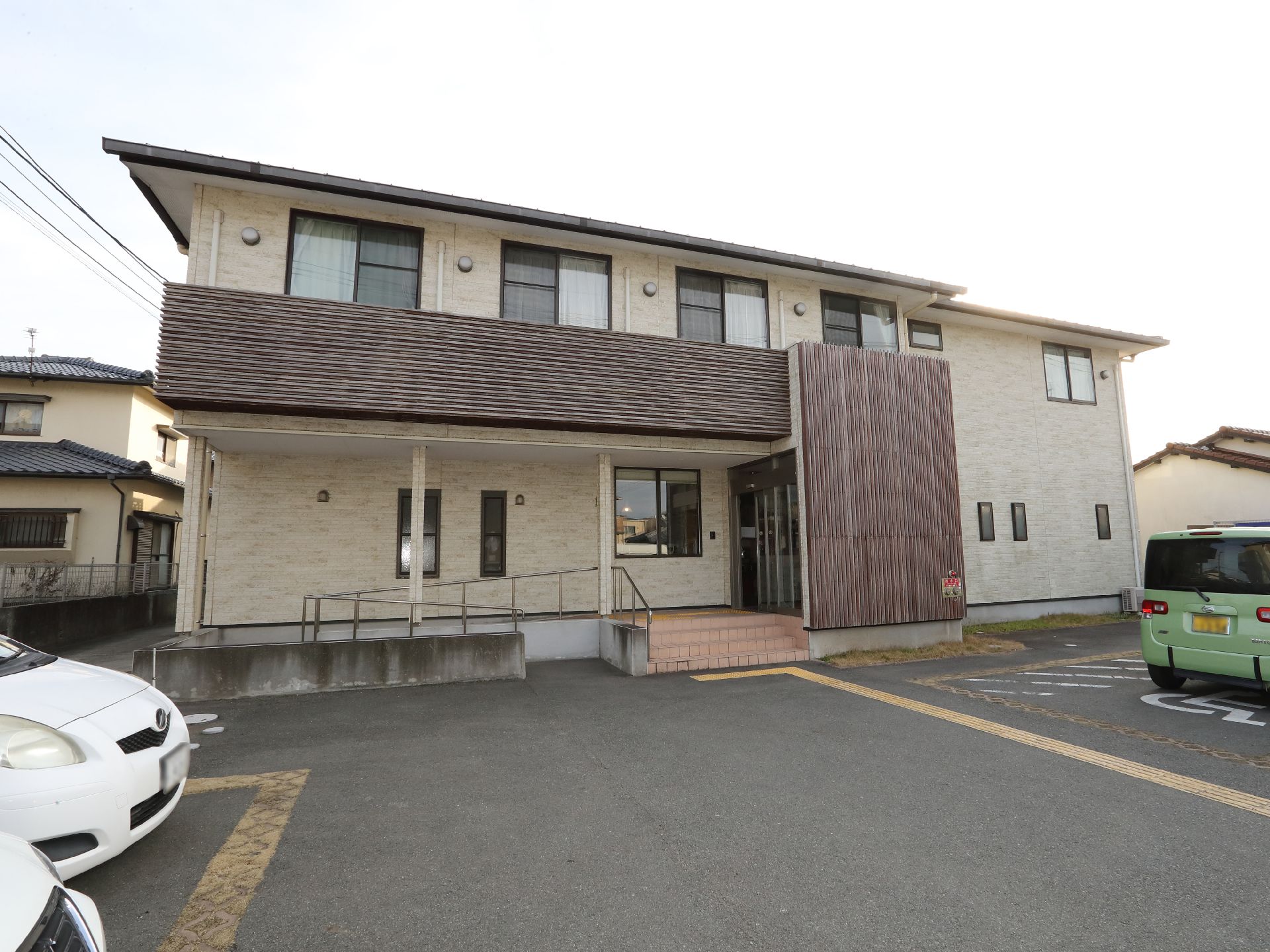 駐車場を完備した施設外観