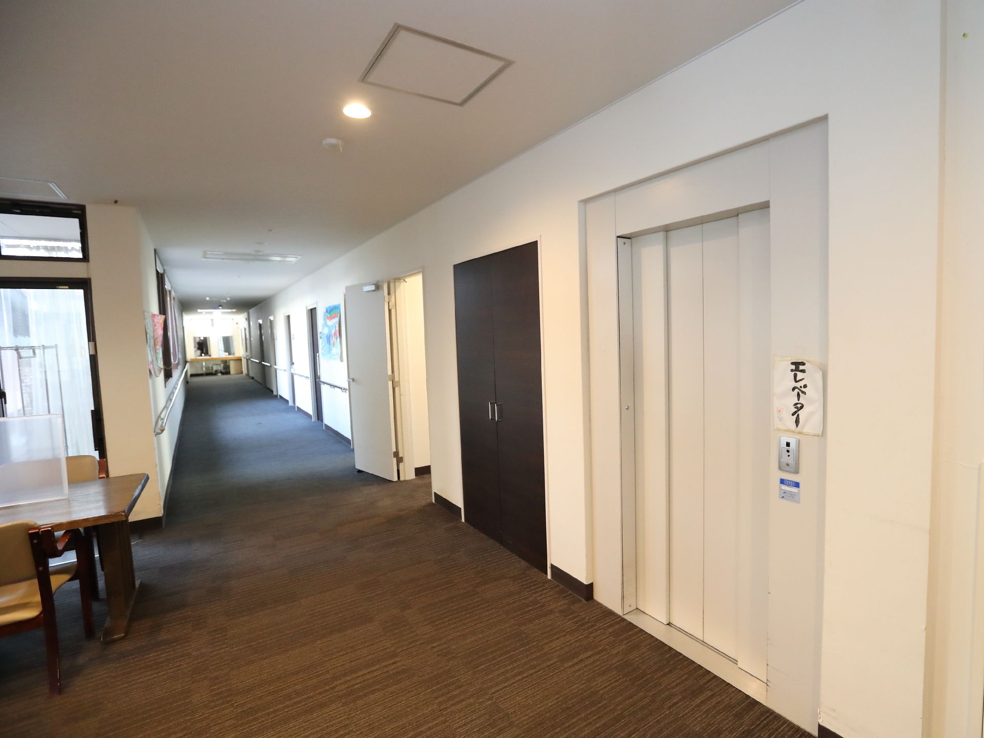 エレベーターが設置された廊下