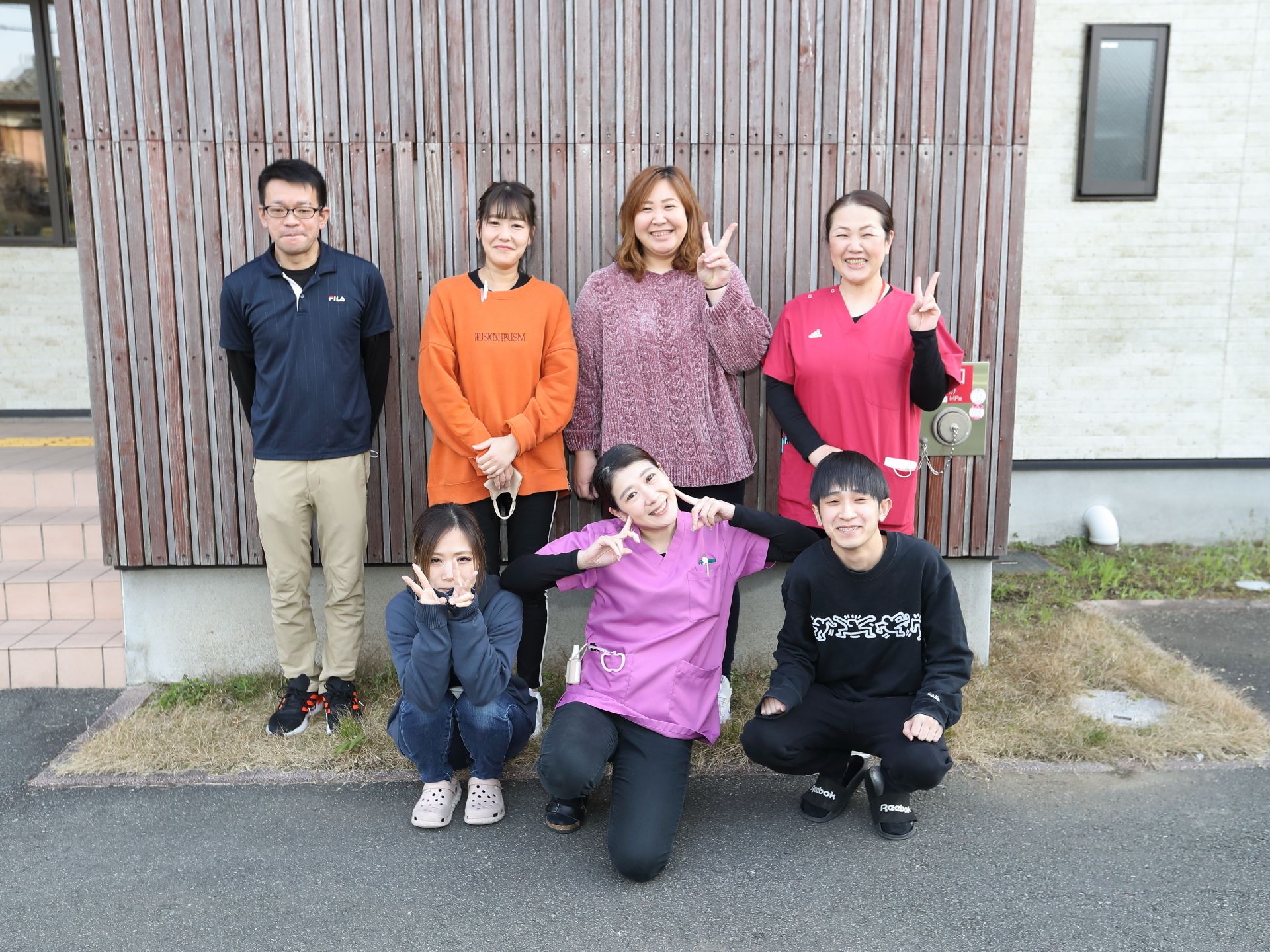 車椅子に乗った高齢女性と介助をする女性ヘルパー