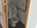 オレンジの呼び出しボタンも付いているトイレには手すりもあり、スライド式のドアが設置されている。