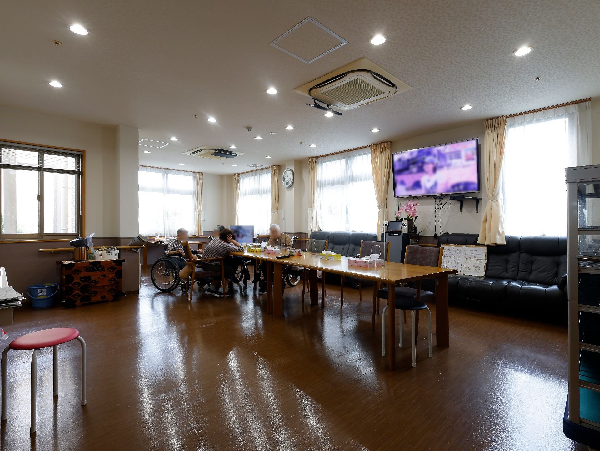 椅子やテーブル、テレビが置かれ、入居者が自由に行動できる場である共有スペース