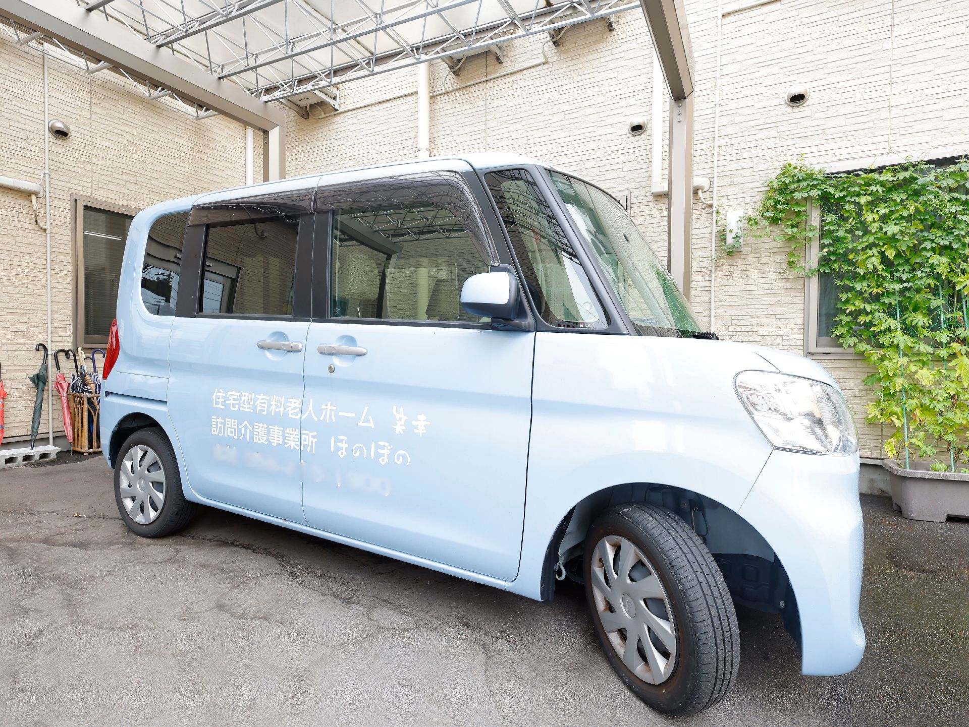 車が設置されている駐車場
