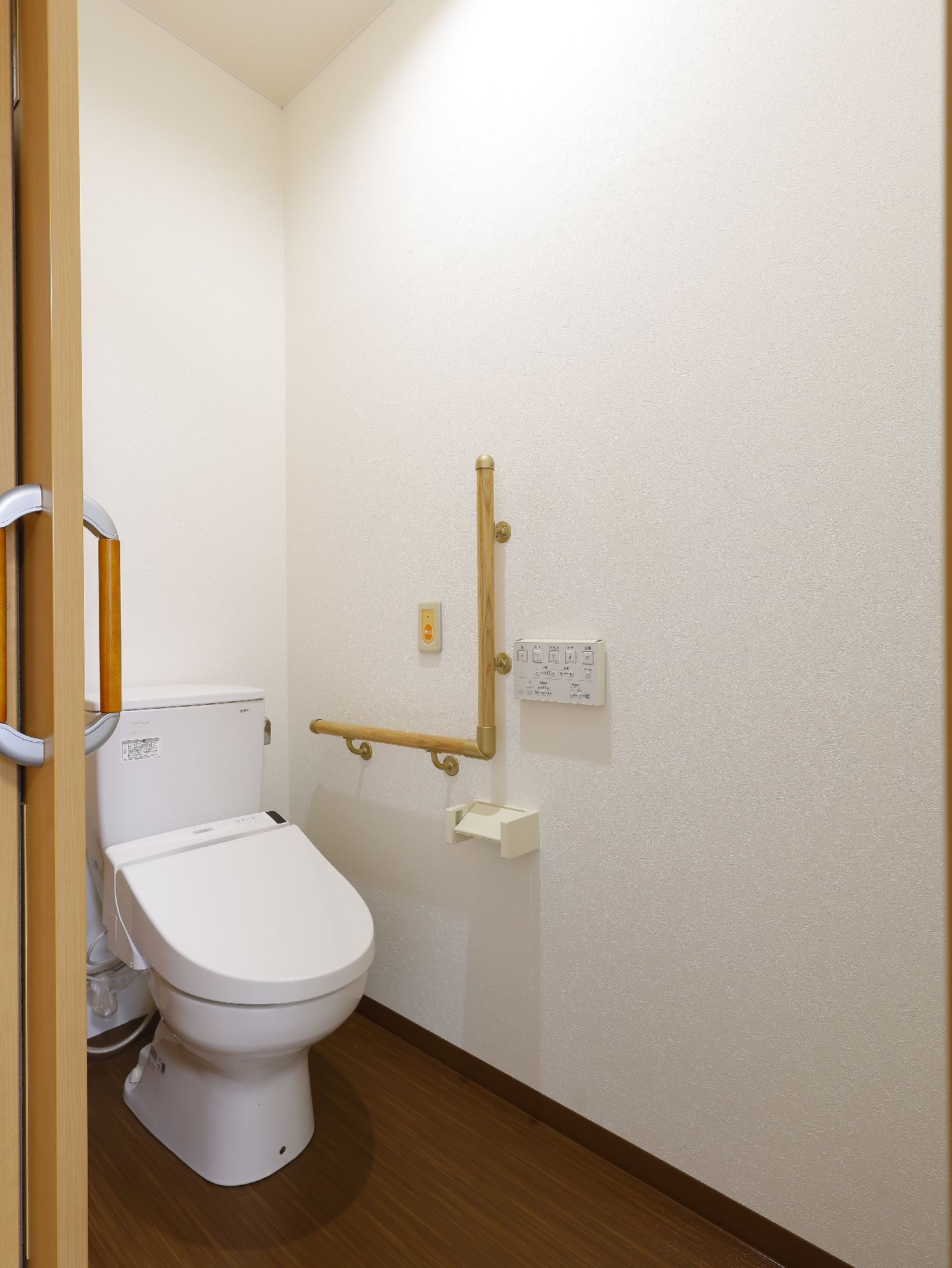 手すりが壁に設置され、安全に利用できるトイレ