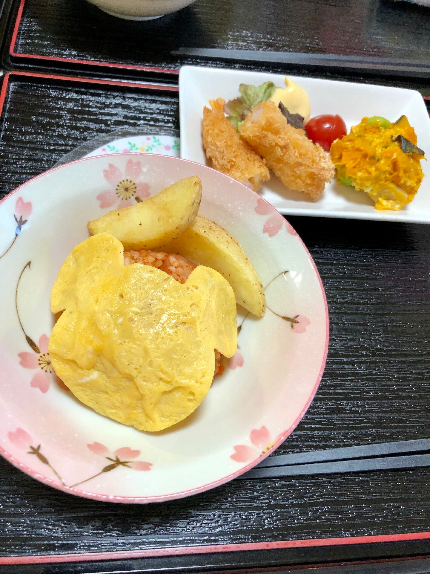 施設内のメニュー例。彩り豊かなおかず類が並んでいる様子