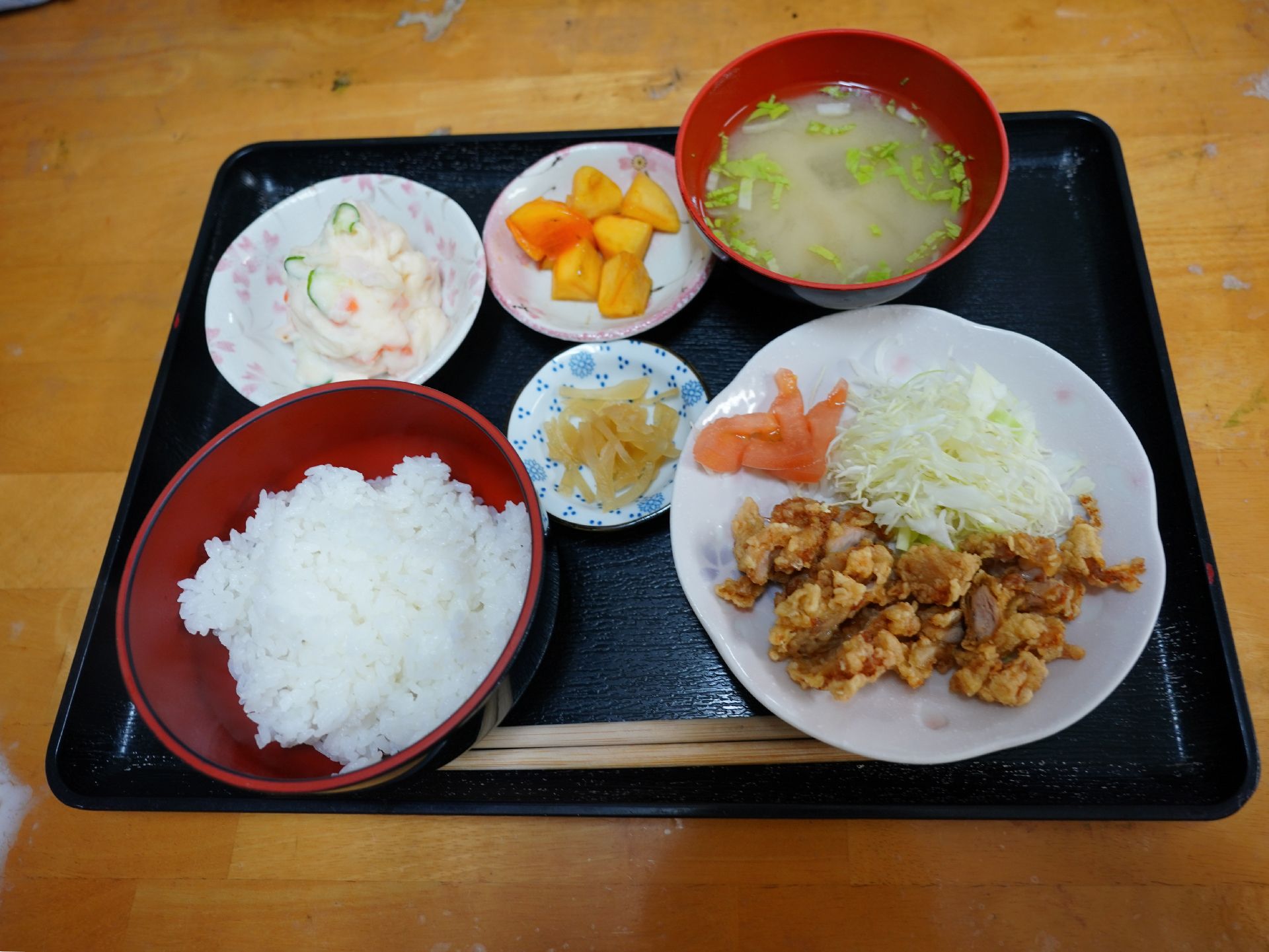 ご飯と味噌汁、ポテトサラダやフルーツのセット