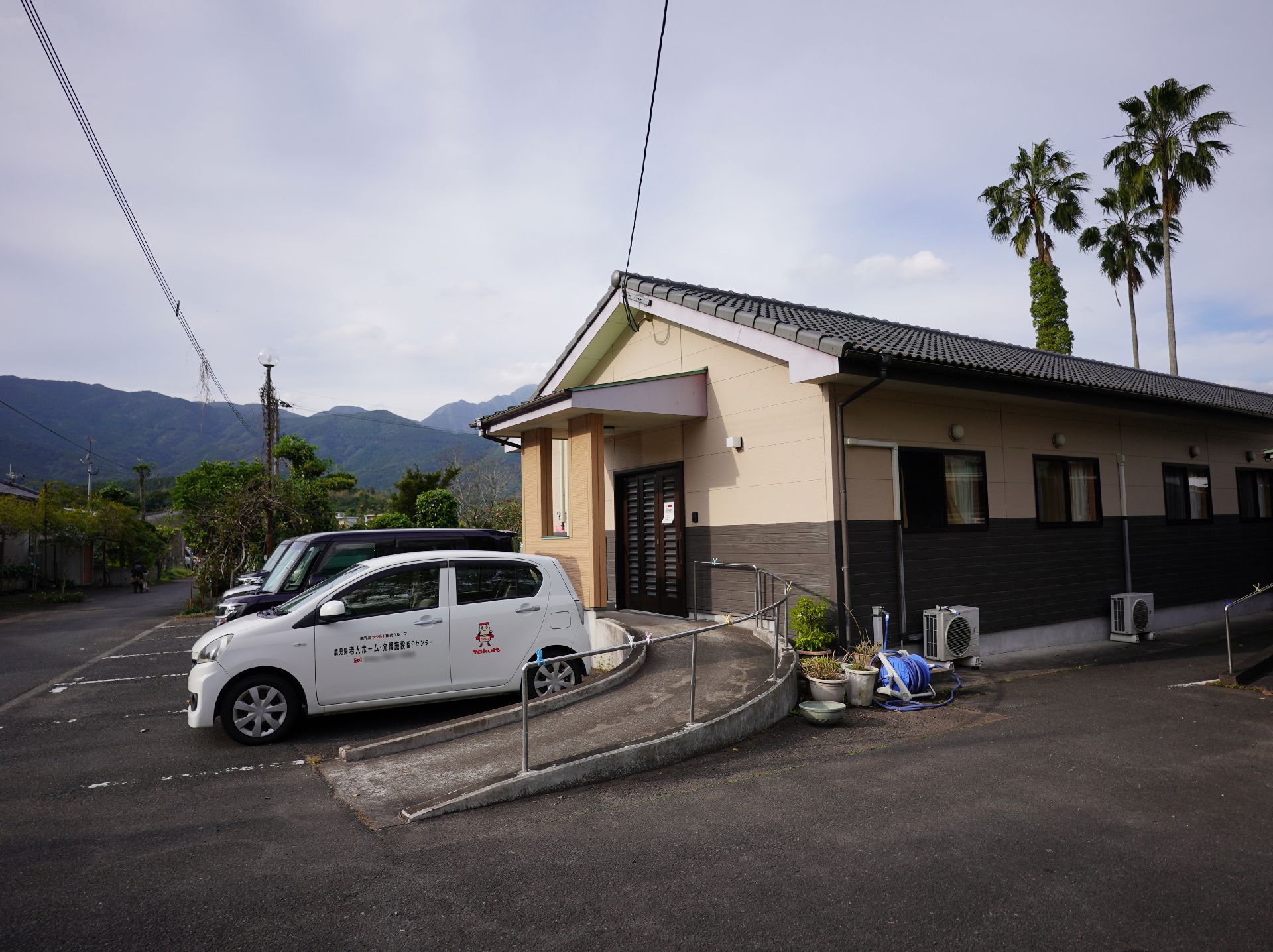 駐車場やスロープが設置された介護施設の外観