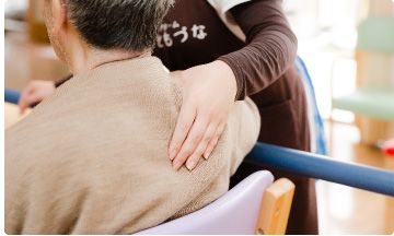 優しい手つきの介護の様子