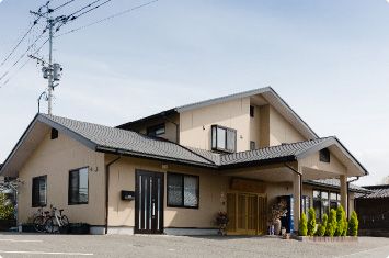和やかな雰囲気の建物外観