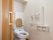 右側には手すりや呼び出しボタンが設置されたトイレがあり、左側にはベッドサイドには緊急通報装置が設置されたスペースがある。