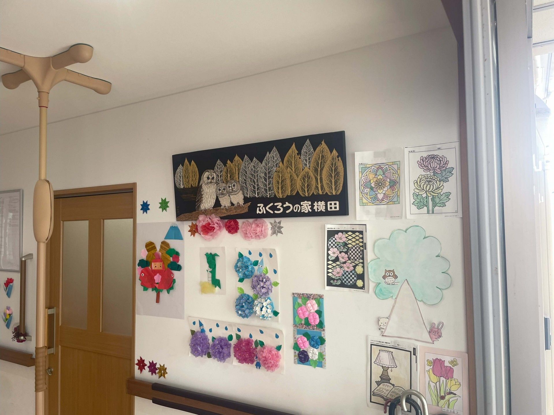 手作りの壁飾りがある廊下