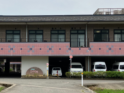 駐車場のある建物外観