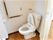 L字型の手すりと緊急コールが取り付けられているトイレの様子