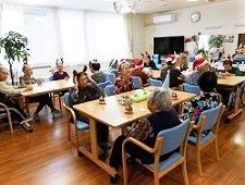 施設内のリビングでタイ過ごす高齢者の様子。大勢が集まっている