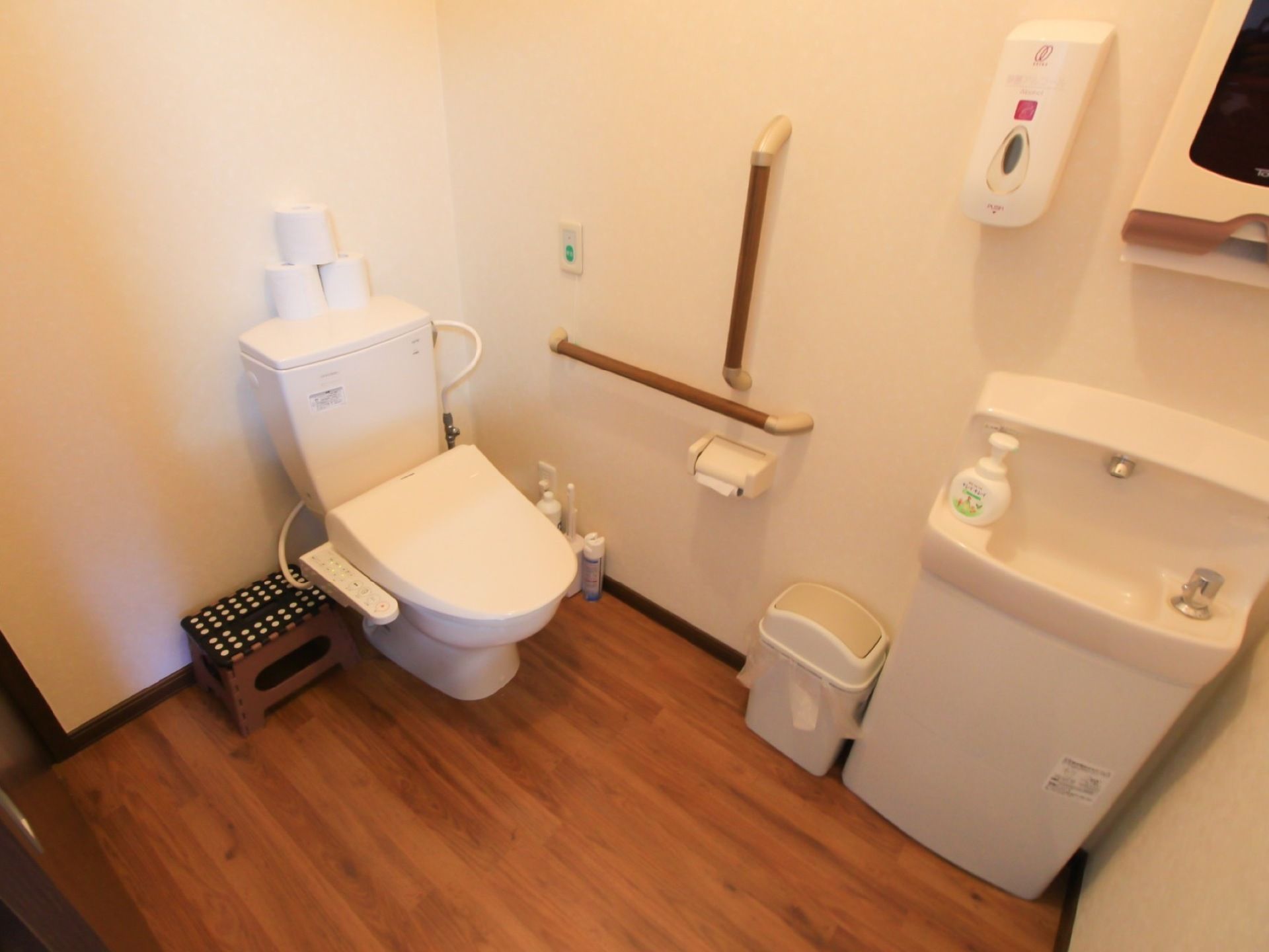 全室のトイレで温水洗浄便座が完備されている。スペースが確保され、壁には縦横に手すりが設置されているため、どなたでも安全に利用が可能。