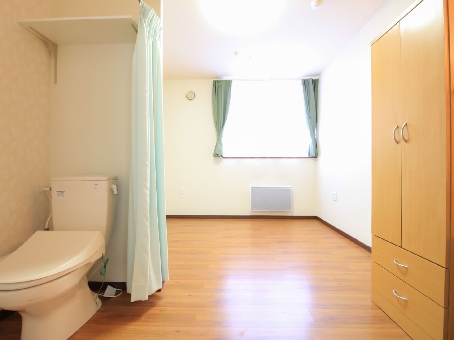 居室にもトイレが設置されている。ドアもなくすことで、可能な限り入居者様の負担を軽減するよう工夫がされている。