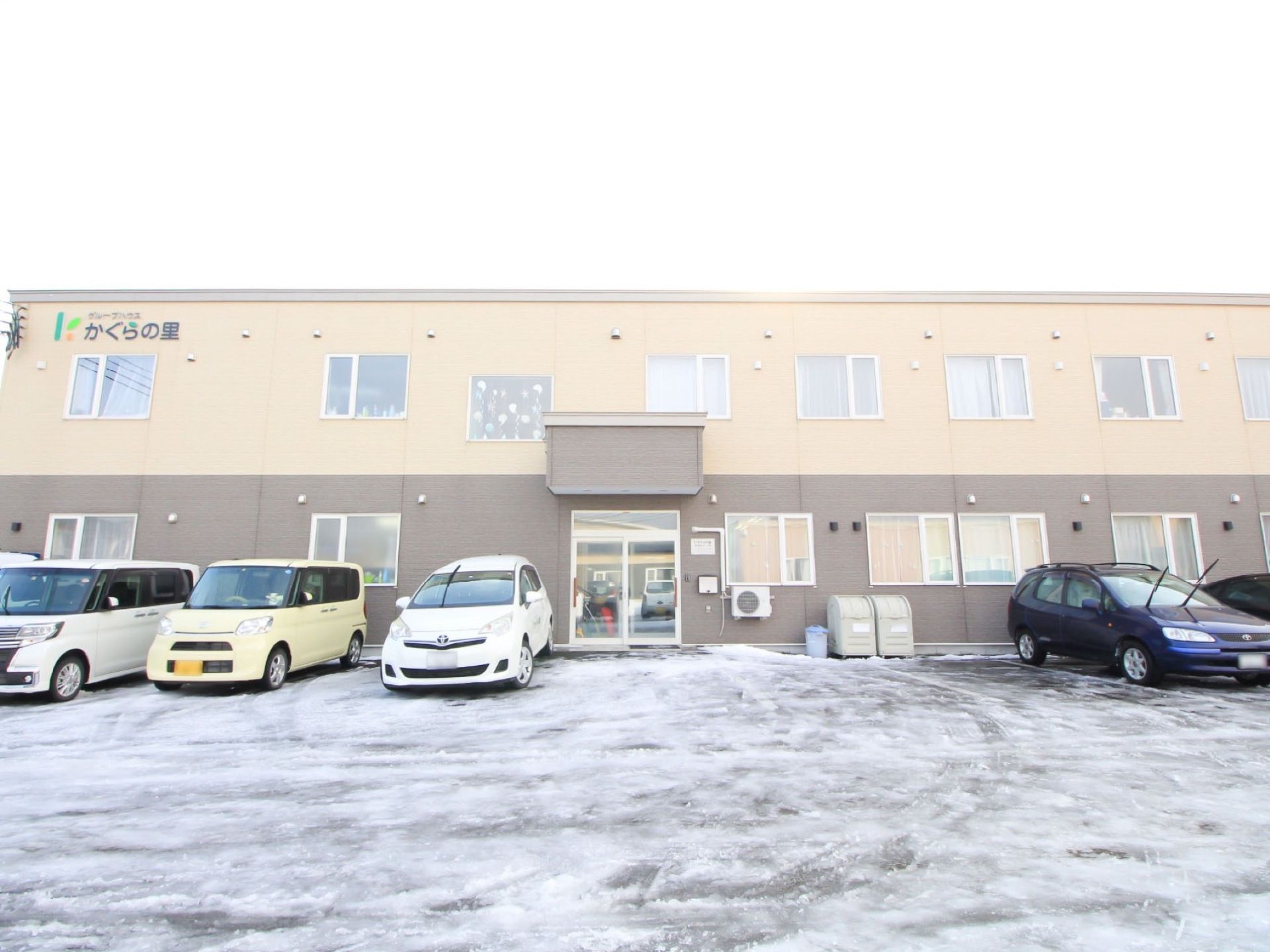 施設は横に広い２階建てとなっており、全21室バリアフリー設計の居住空間である。暖かな色合いの建物が入居者様を出迎えてくれる。