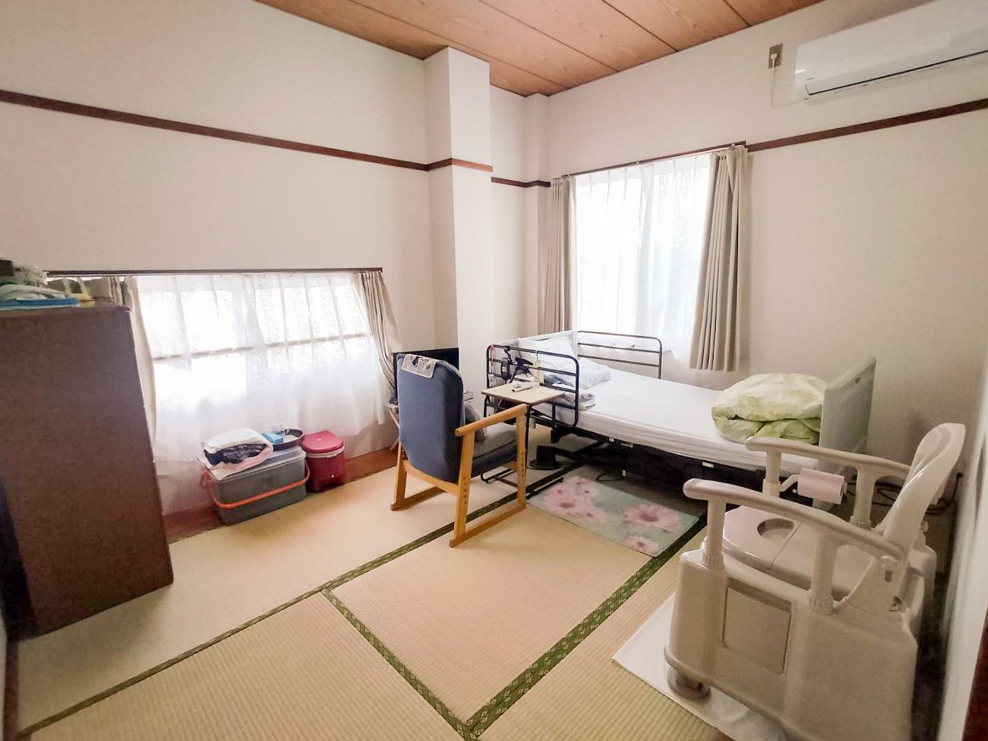 低めの窓が特徴的な居室