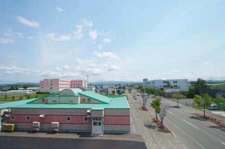 広々とした施設の外観