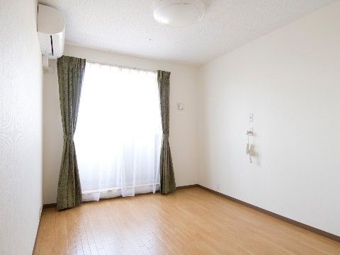 フォーユー平野の居室。光が大量に差し込む大きな窓を完備している。