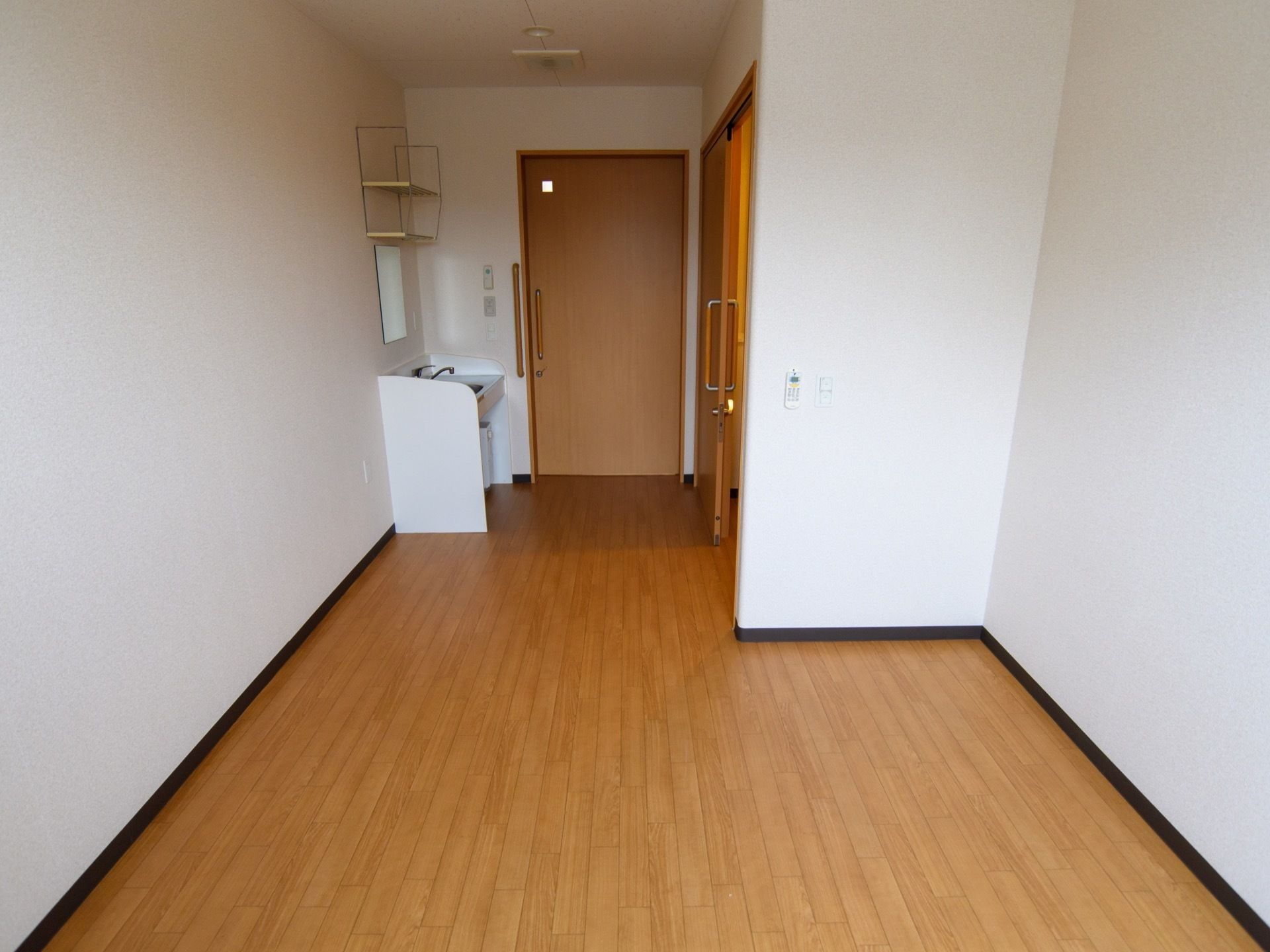 室内はフローリングで作られており、十分な広さを確保している。車椅子でも不便はなく自由に移動が可能になっている。