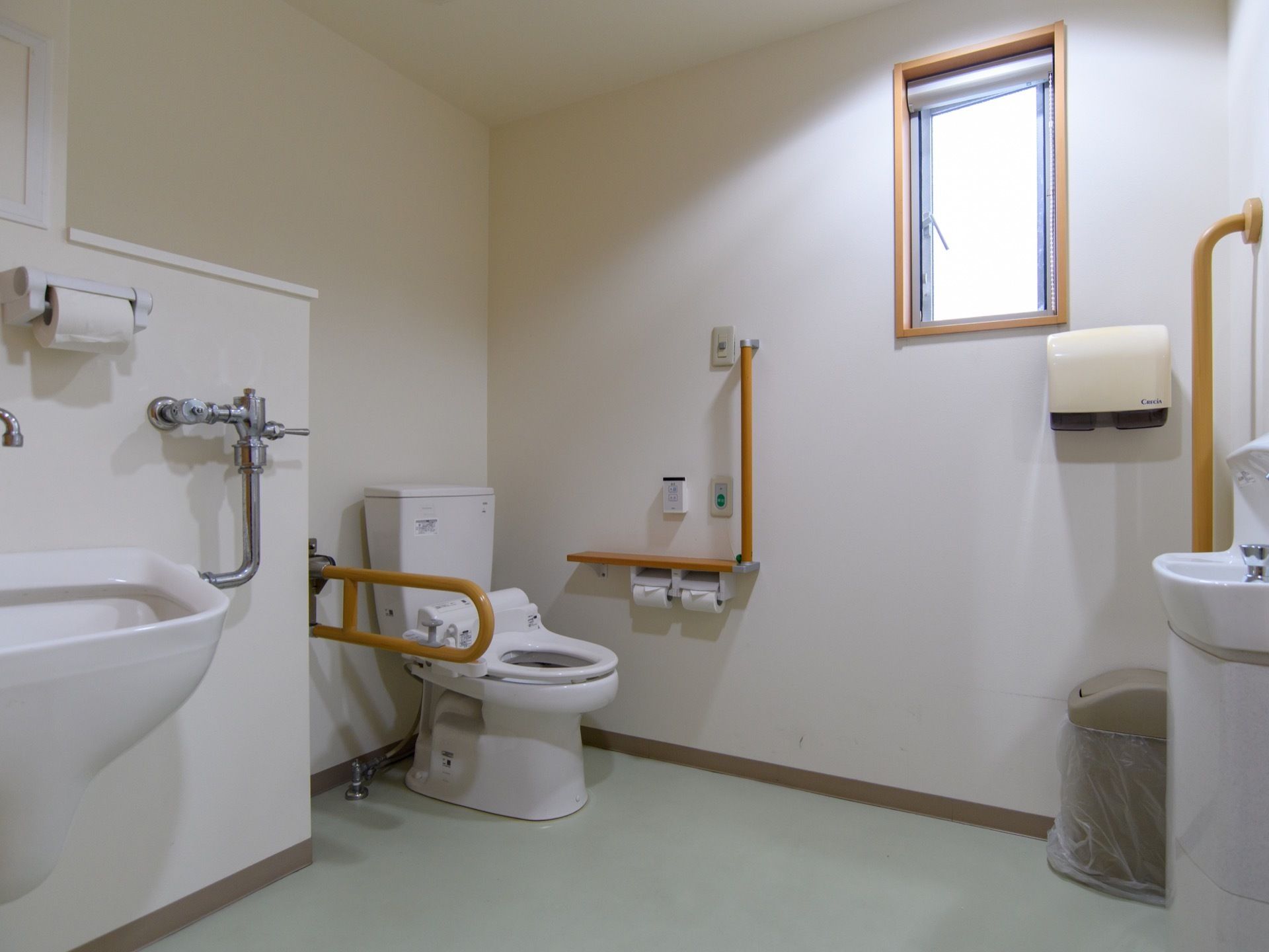トイレは専用の個室が用意されており、車椅子でも移動に支障のない広さが確保されている。清潔感のある室内になっている。
