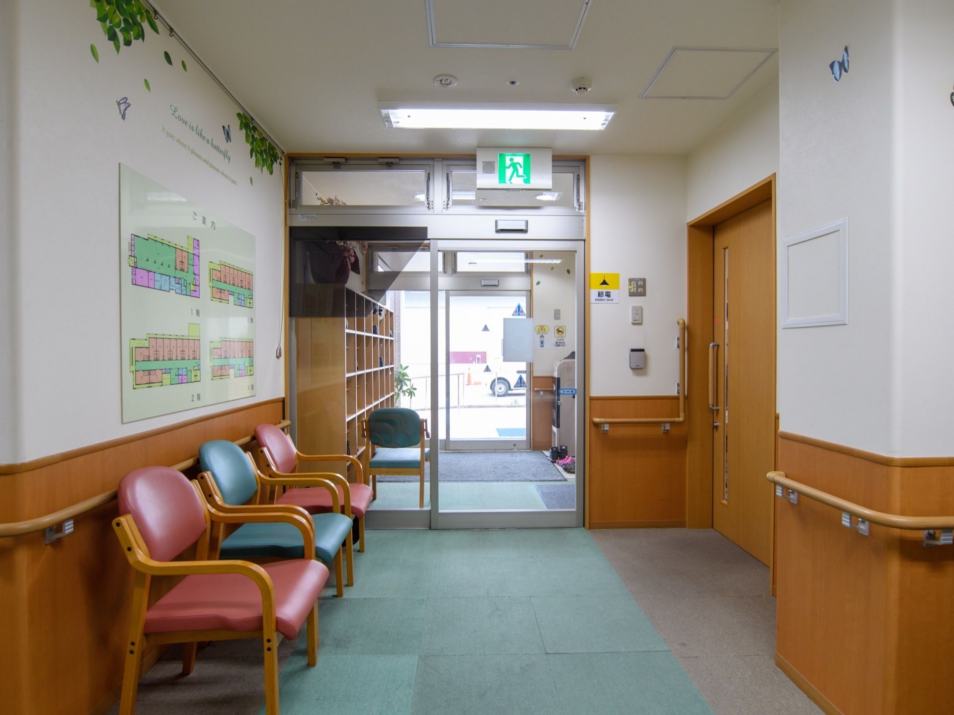 玄関を通ると、カーペット敷きの通路がある。車椅子でも移動に支障のない広さが確保されており、椅子も用意されている。