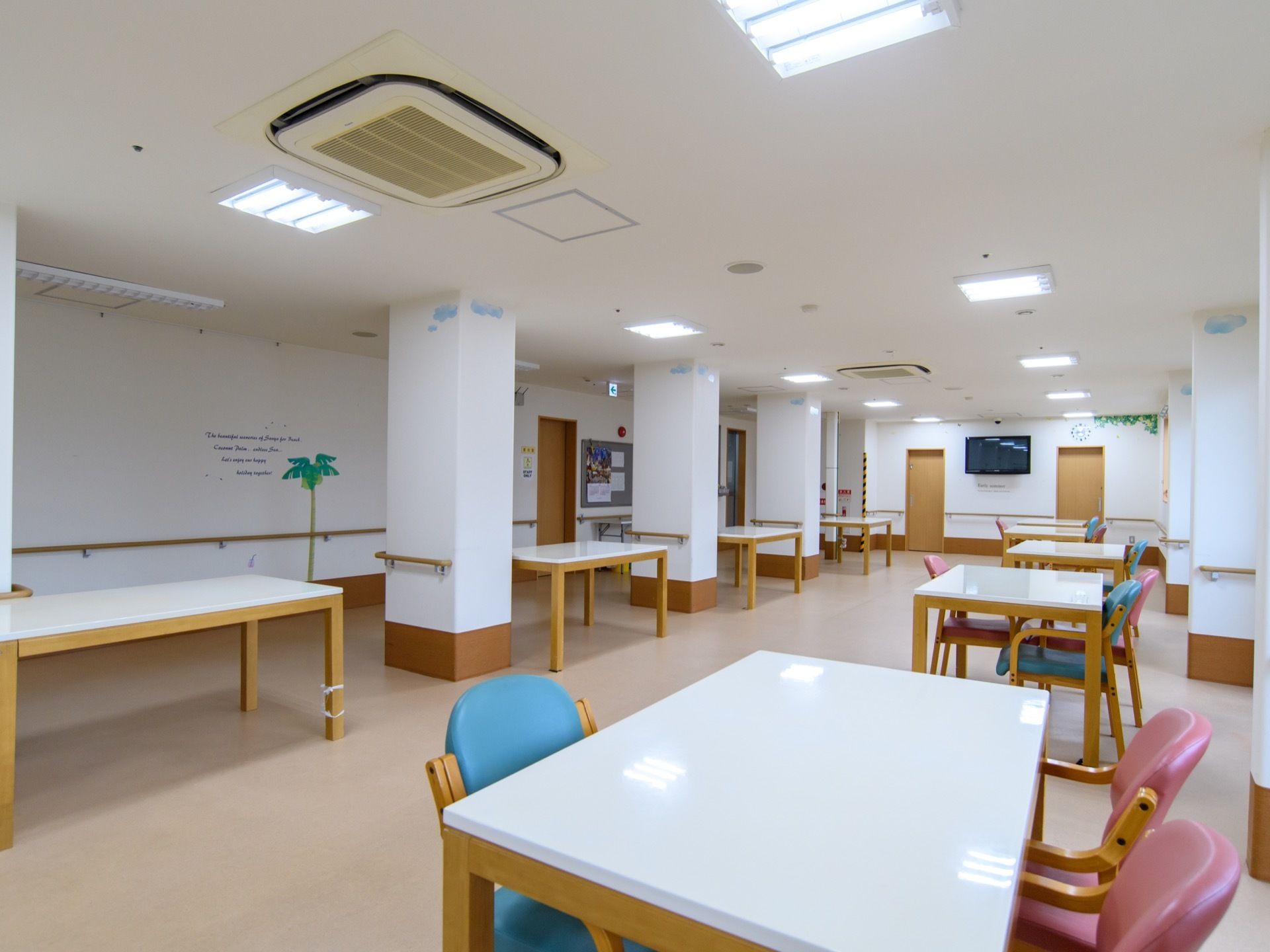 食堂は壁もテーブルも白を基調として作られている。複数の椅子テーブルが用意されており、清掃が行き届いて非常に清潔感がある。