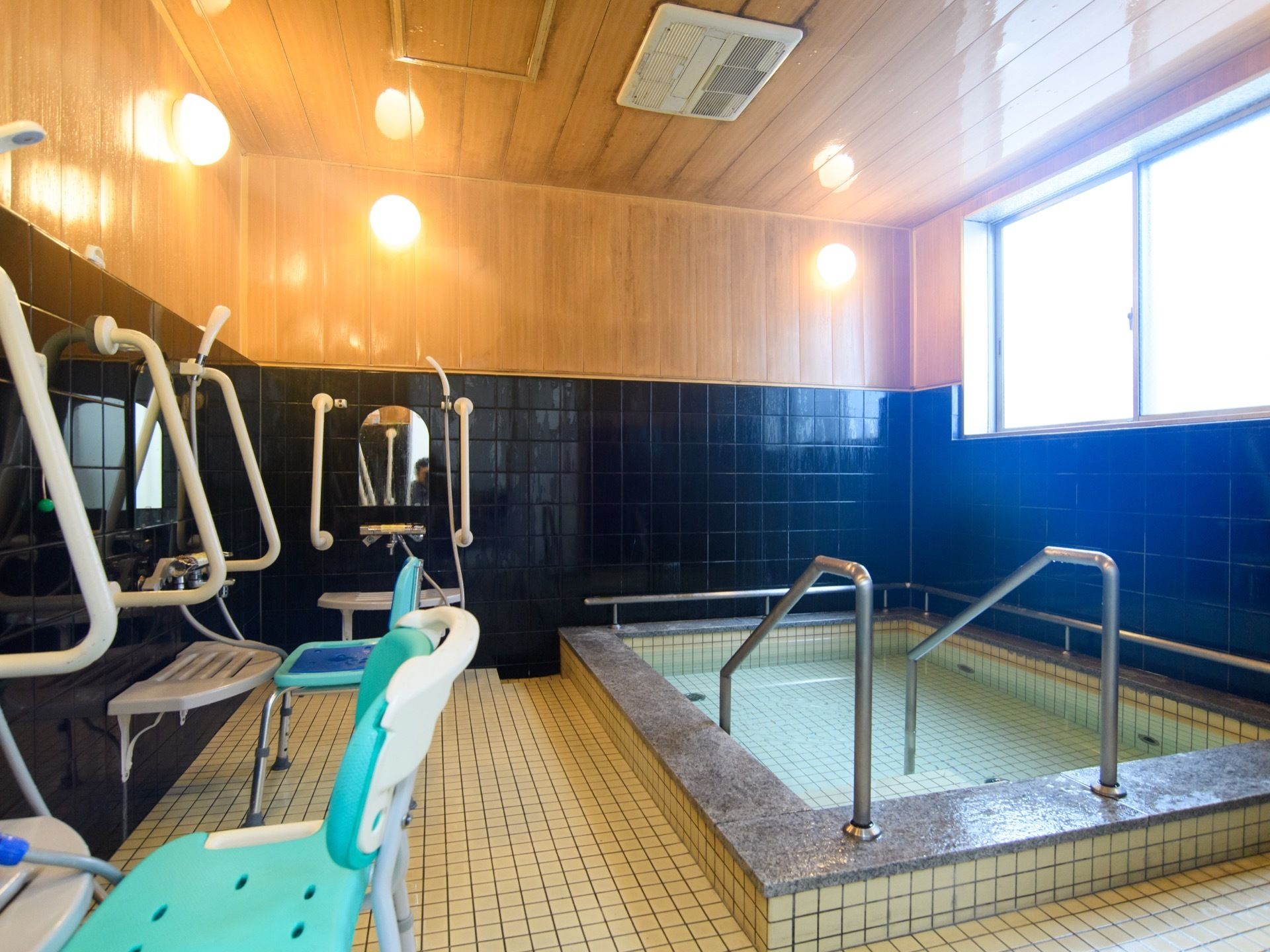 浴室は複数人が一度に入れるタイプになっており、仲間内でゆっくりと会話しながら入浴を楽しむことができる。