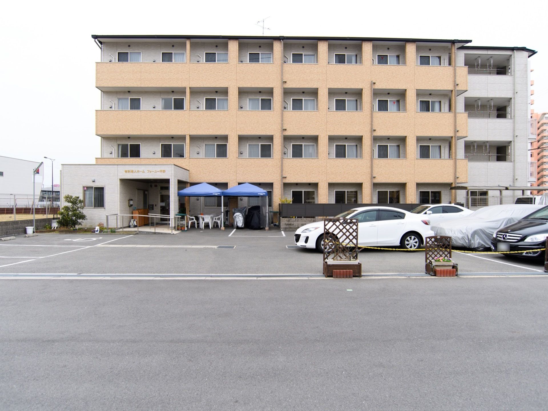 施設の建物は四階建てで、二階以上にはベランダを設置している。玄関前には手すり付きのスロープを完備している。
