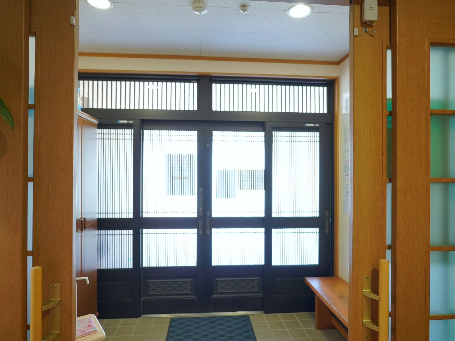 ベンチが設置された玄関