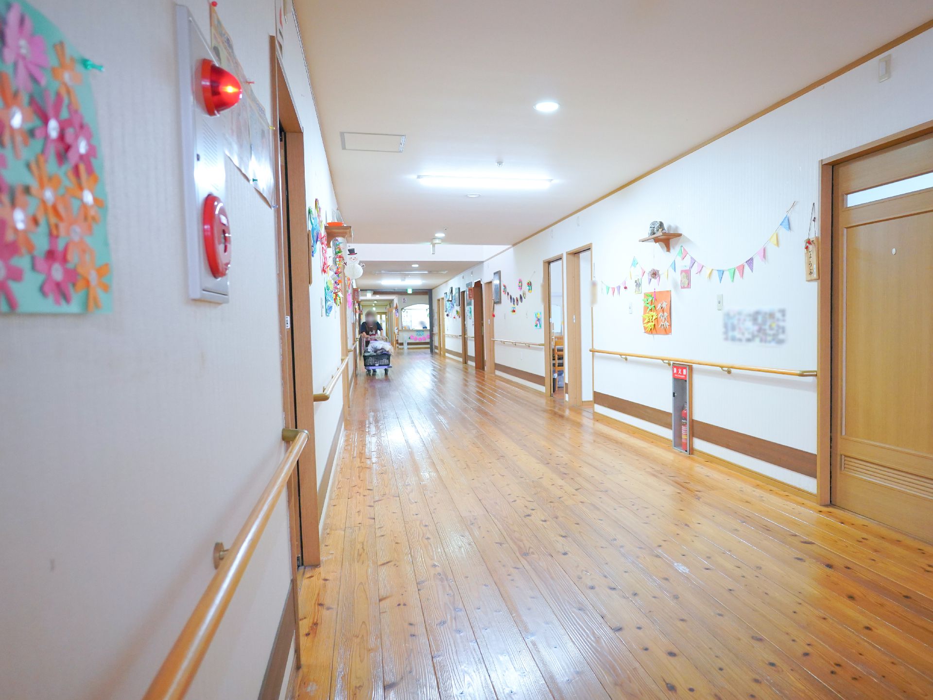 手すりが設置された廊下
