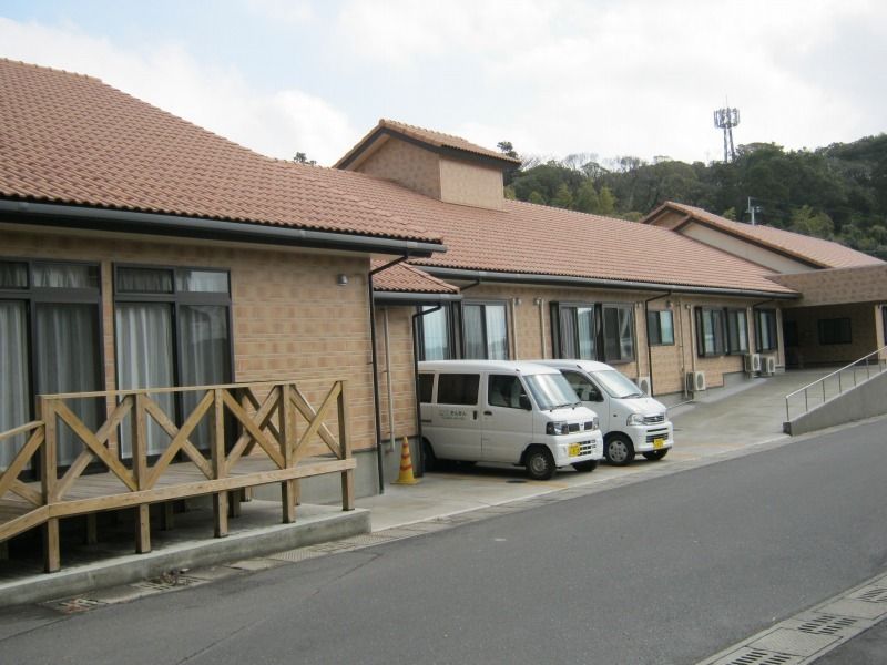 ウッドデッキのテラスが付いた平屋建ての建物