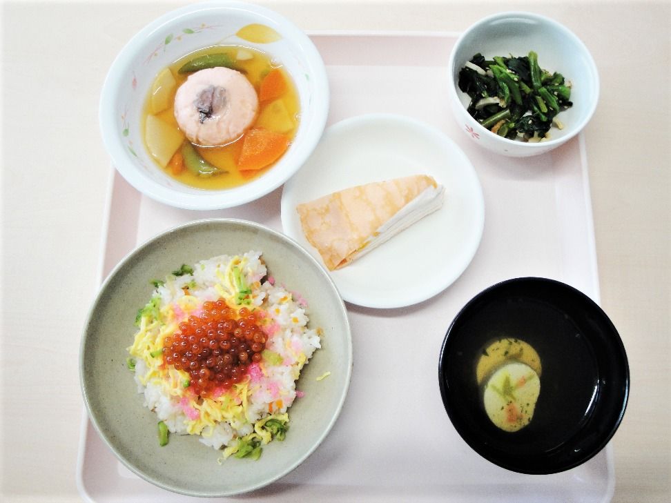 ごはんと汁物、おかずが数種類そろった施設内の食事メニュー例