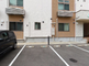 介護施設の外観と駐車場