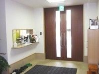 バリアフリー構造のエントランスの様子。木製のドア、スタッフステーション