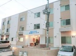 ツートンカラーの外観が印象的な建物。施設の外観を写した写真