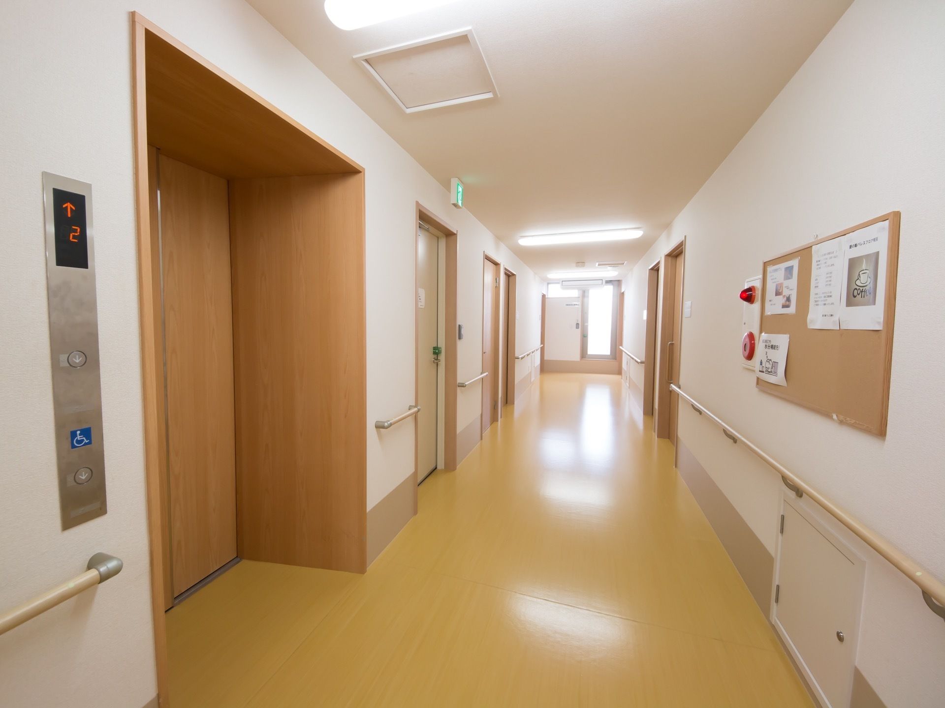 幅にゆとりがある廊下である。壁全面に手すりが設置されており、体を支えながら安全に移動することができる。