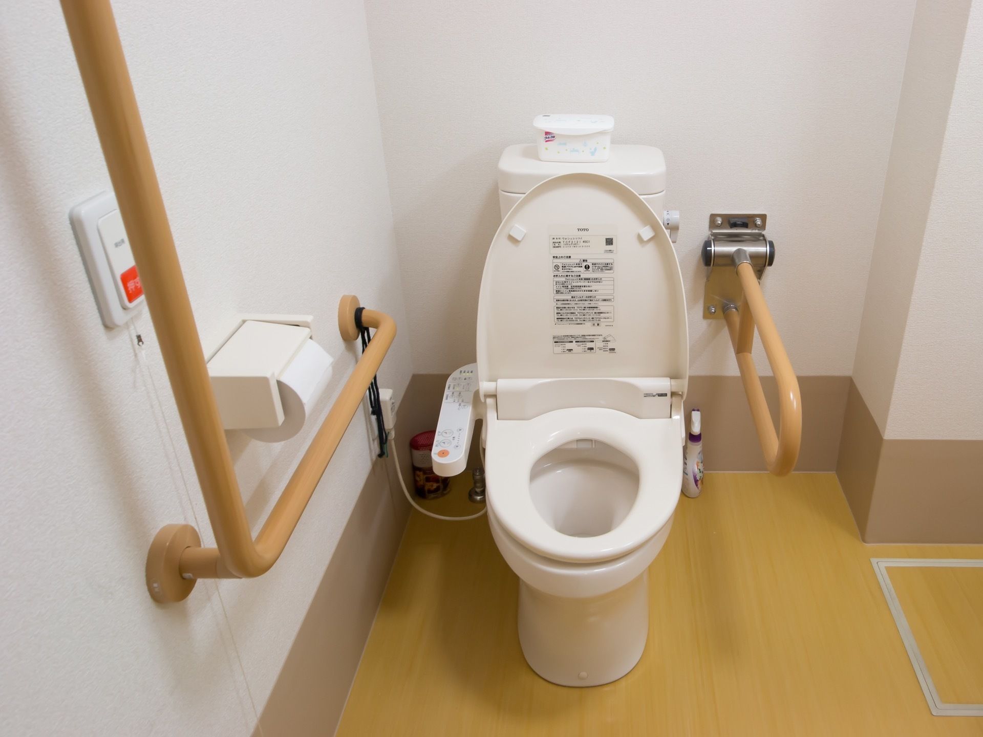 温水洗浄便座を採用したトイレを設置している。呼び出しボタンがついており、緊急時もすぐにスタッフに連絡することができる。