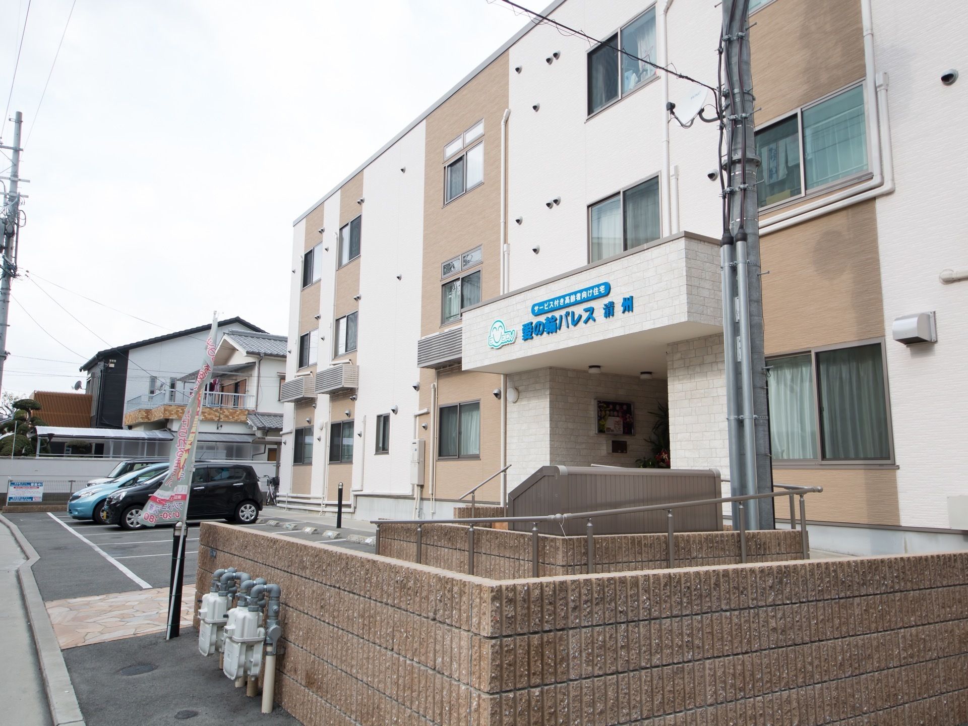 施設は３階建ての建物になっている。玄関前のスペースには屋根があるので、雨の日も濡れることなく施設に入ることができる。