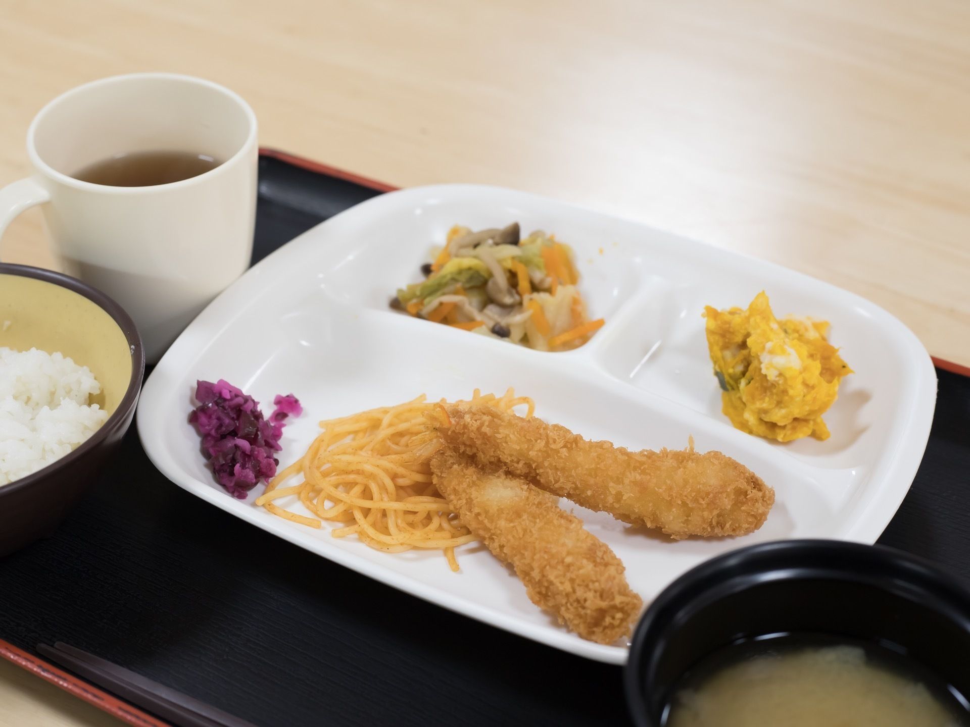 この日の食事は野菜をたくさん摂ることができるメニューになっており、エビフライやかぼちゃサラダなど栄養バランスも考えられている。