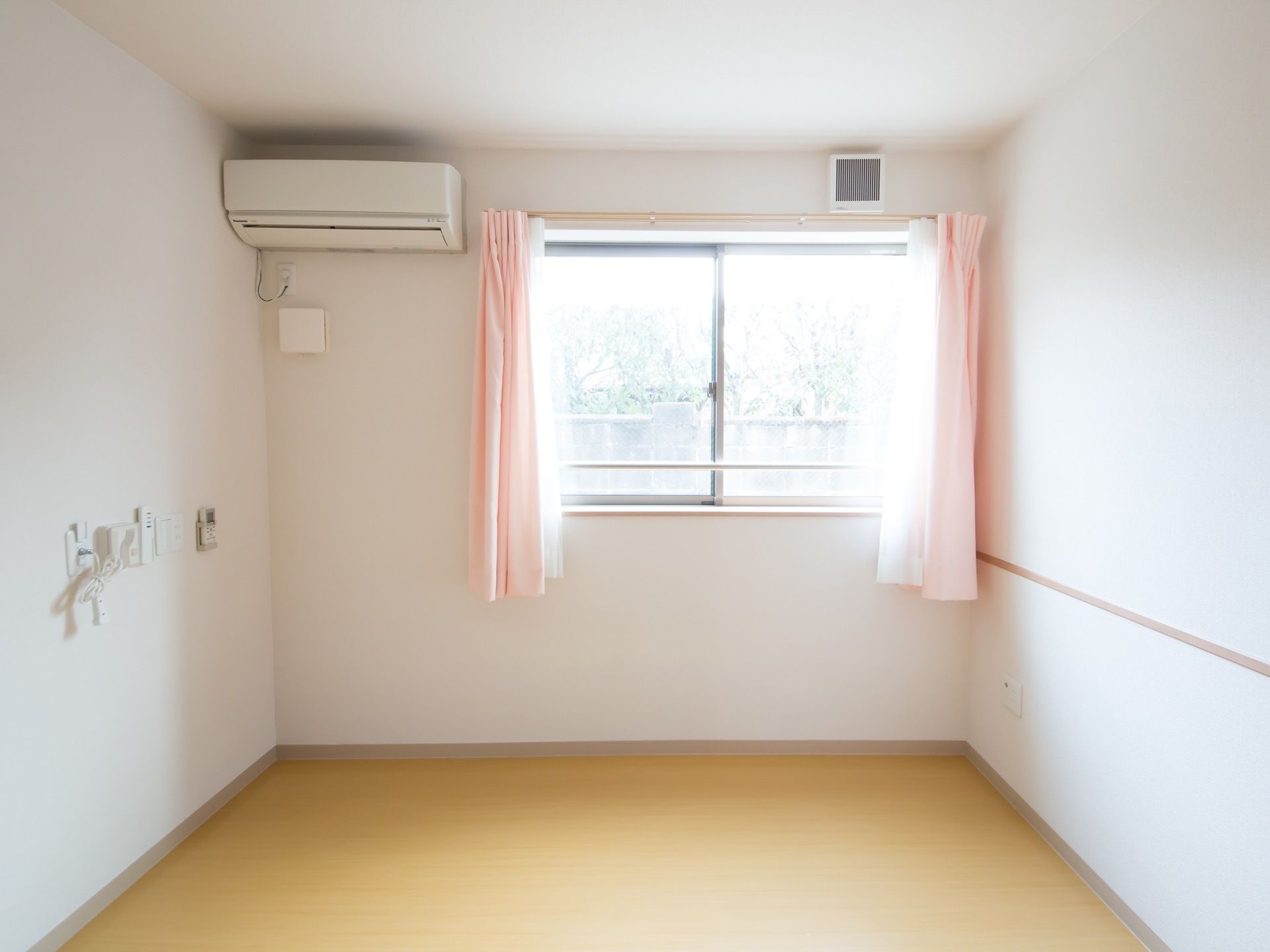 壁が白く、清潔感のある居室になっている。ナースコールを取りつけており、いざという時もすぐにスタッフに連絡することができる。