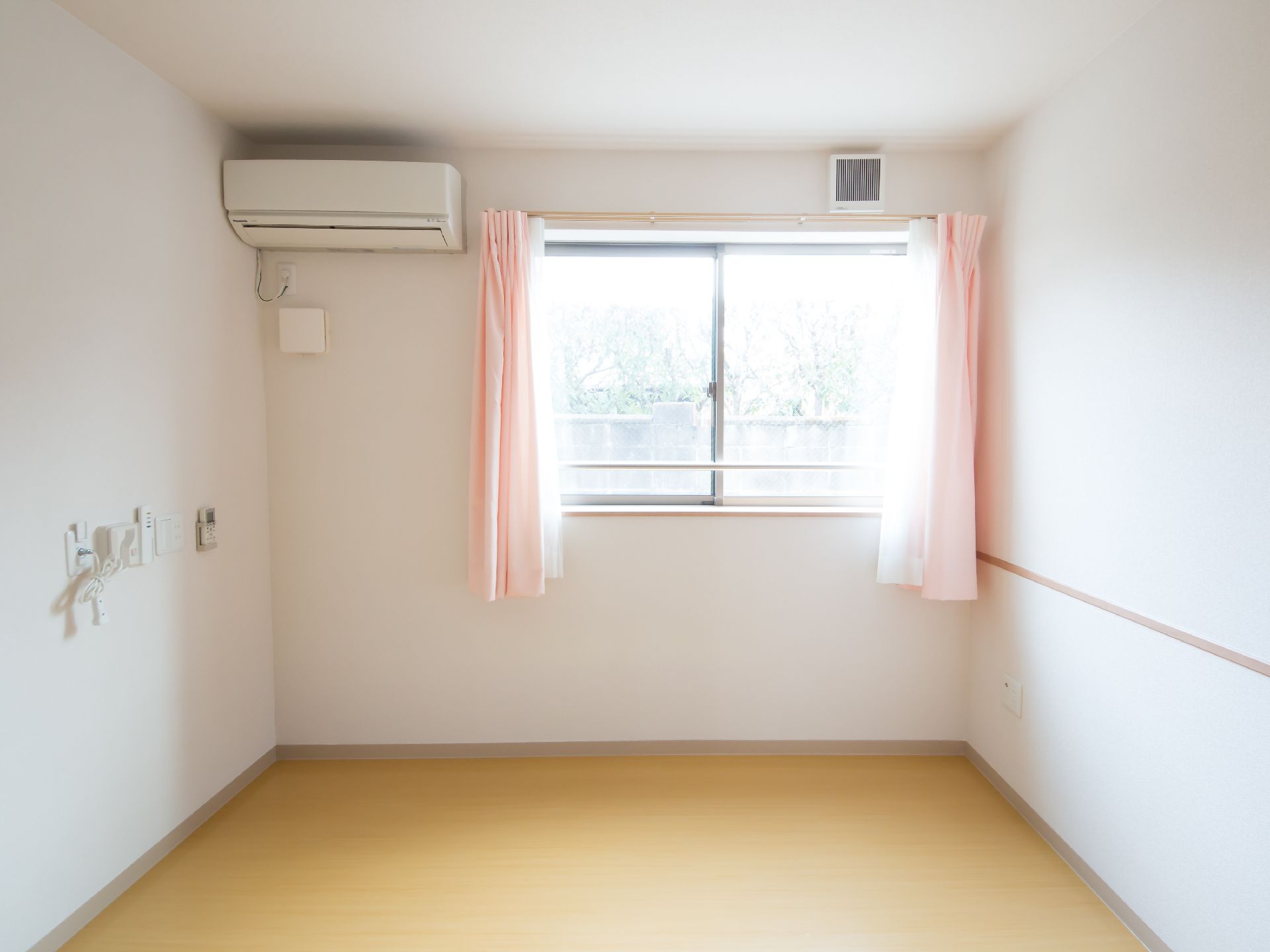 日差しが注ぎ込む窓が設けられており、エアコンやナースコールが完備された居室