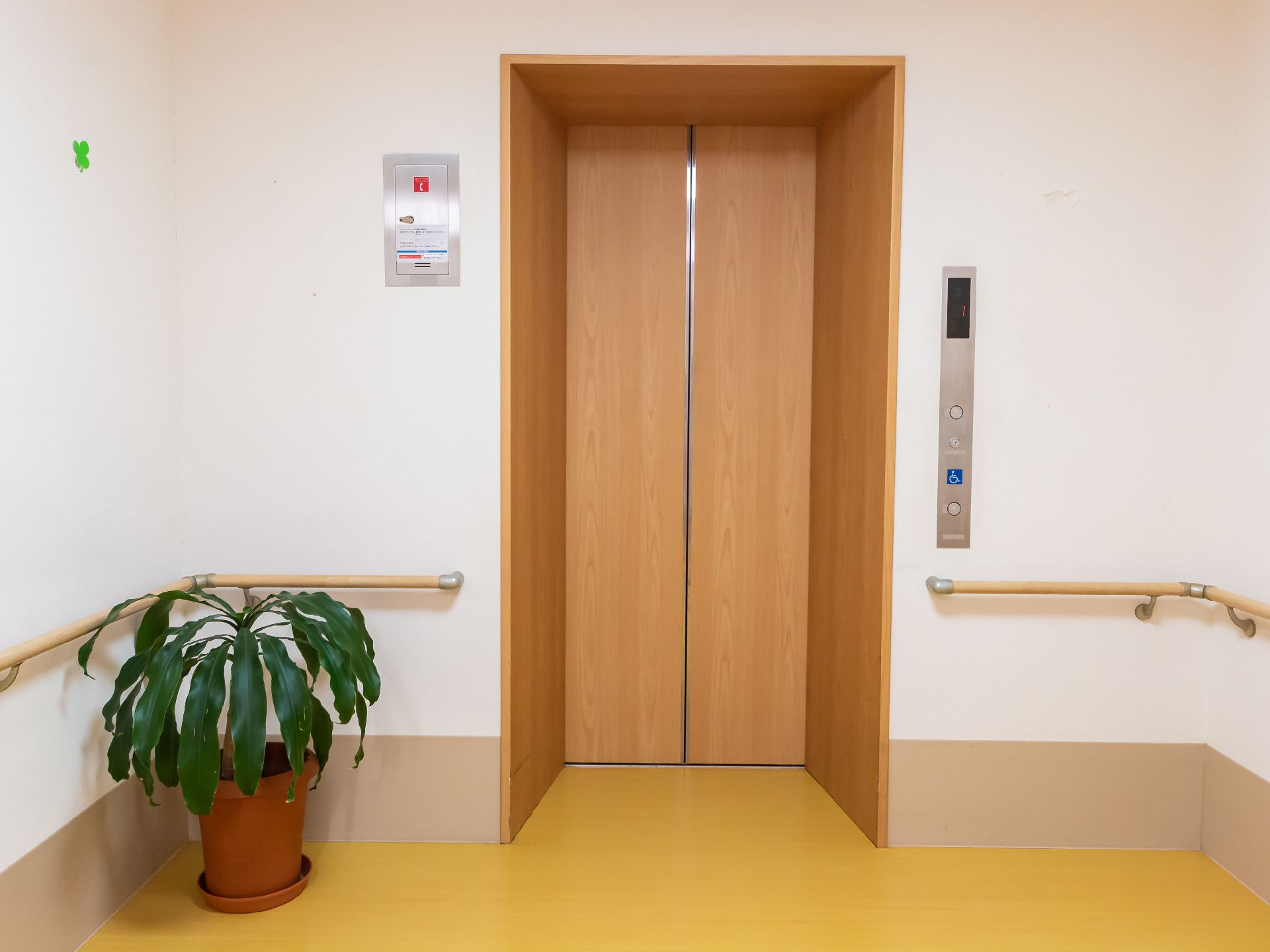 手すりがついていてエレベーターに入りやすい廊下