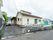 周辺に緑の生い茂る小高い場所に建っている、平屋建ての建物がある。屋根は瓦屋根で、日本家屋風のデザイン。敷地の周囲はフェンスで囲まれている。