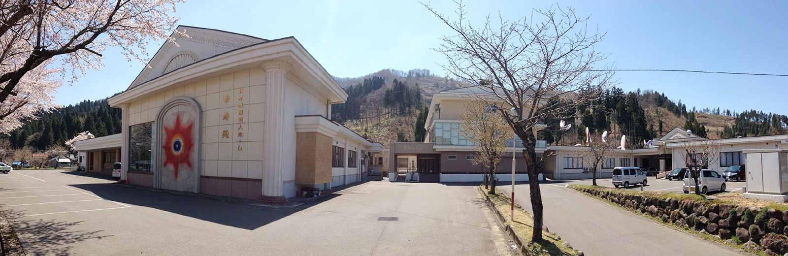 桜並木のある建物外観