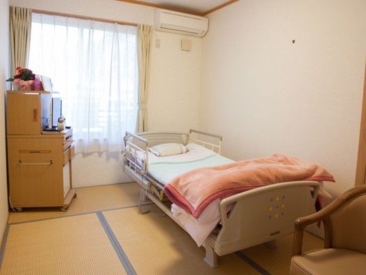寝具付きのベッドやテレビが置かれた畳敷きの居室にはエアコンも付いている。