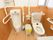板張りの壁が特徴的なトイレに、洋式便器と男性用小便器が並んでいる。それぞれ両脇に手すりが設置されており、大便器には背もたれも付いている。
